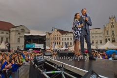 NDR-Moderatoren Marko Vogt und Susanne Groen, "NDR-Sommertour" beim "Schwedenfest", Marktplatz, Wismar, 17.08.201