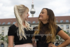 Vivien Behr und Fanny Sophia Carabias Martin, "SENORITAS", Photocall zum Album (erschien am 21.06.2019), Maerkisches Ufer, Berlin, 01.07.2019