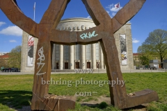 Räuberrad, Skulptur von Bert Neumann und Rainer Haussmann vor der Volksbuehne auf dem Rosa-Luxemburg-Platz, "STADTANSICHTEN", Berlin, 17.04.2020