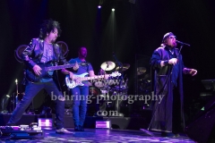"TOTO", Steve Lukather (Gitarre, Gesang) und Joseph Williams (Gesang), "40 TRIPS AROUND THE SUN"-Tour, Konzert in der Columbia-Halle, Berlin, 24.02.2018,