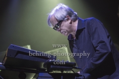 "TOTO", Steve Porcaro (Keyboards, Gesang), "40 TRIPS AROUND THE SUN"-Tour, Konzert in der Columbia-Halle, Berlin, 24.02.2018,