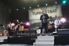 "TURBOSTAAT", Rollo Santos (Gitarre), Tobert Knopp (Bass), Peter Carstens (Schlagzeug), Jan Windmeier (Gesang), Marten Ebsen (Gitarre), Konzert, Parkbuehne Wuhlheide, Berlin, 25.08.2018