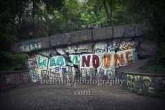 Volkspark Friedrichshain, Graffitti "Leave No One Behind" auf Betonresten am Großen Bunkerberg - Flakturm II G ("Mont Klamott"), "FRIEDRICHSHAIN", Berlin, 14.05.2020