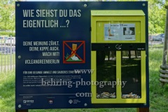 "Wie siehst Du das eigentlich", Aufsteller gegen Umweltverschmutzung und Zigaretten-Kippen in Berlin am Volkspark Friedrichshain, "FRIEDRICHSHAIN", Berlin, 15.05.2020